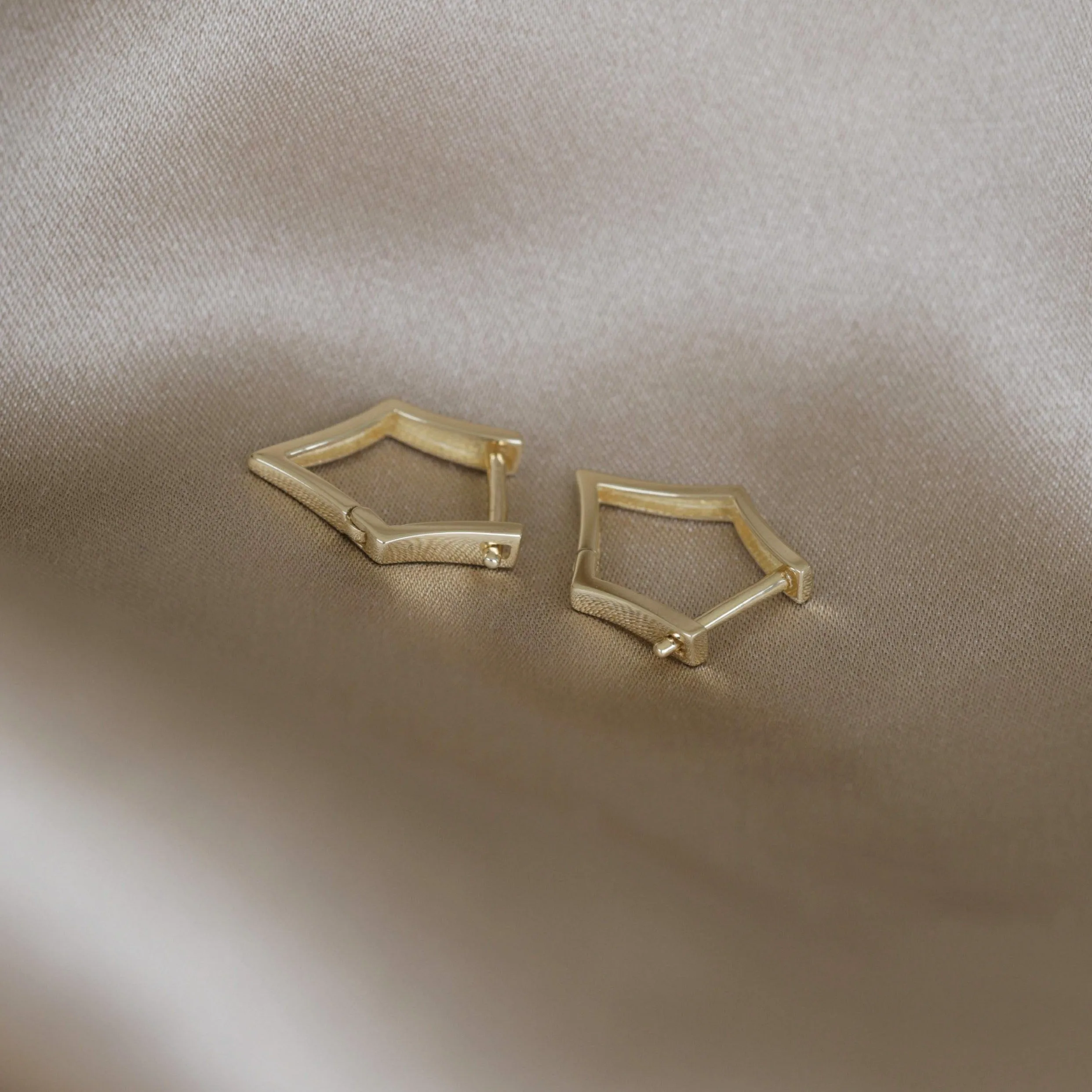 14k Gold Sleek Edge Hoop Earring