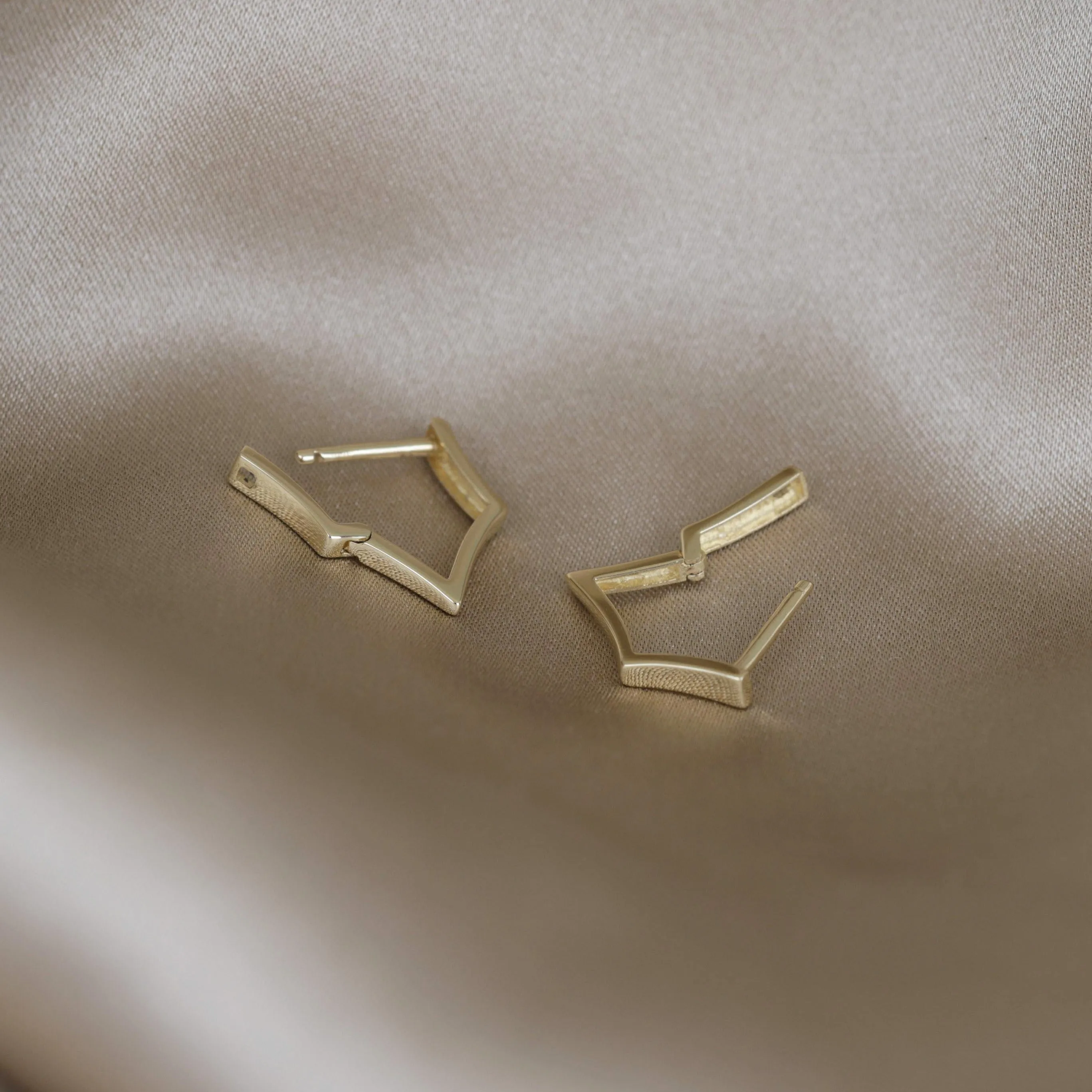 14k Gold Sleek Edge Hoop Earring