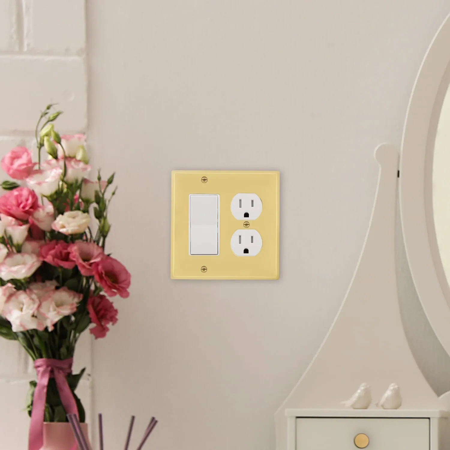 New York Switch Plate with Rocker and Outlet in Polished Brass
